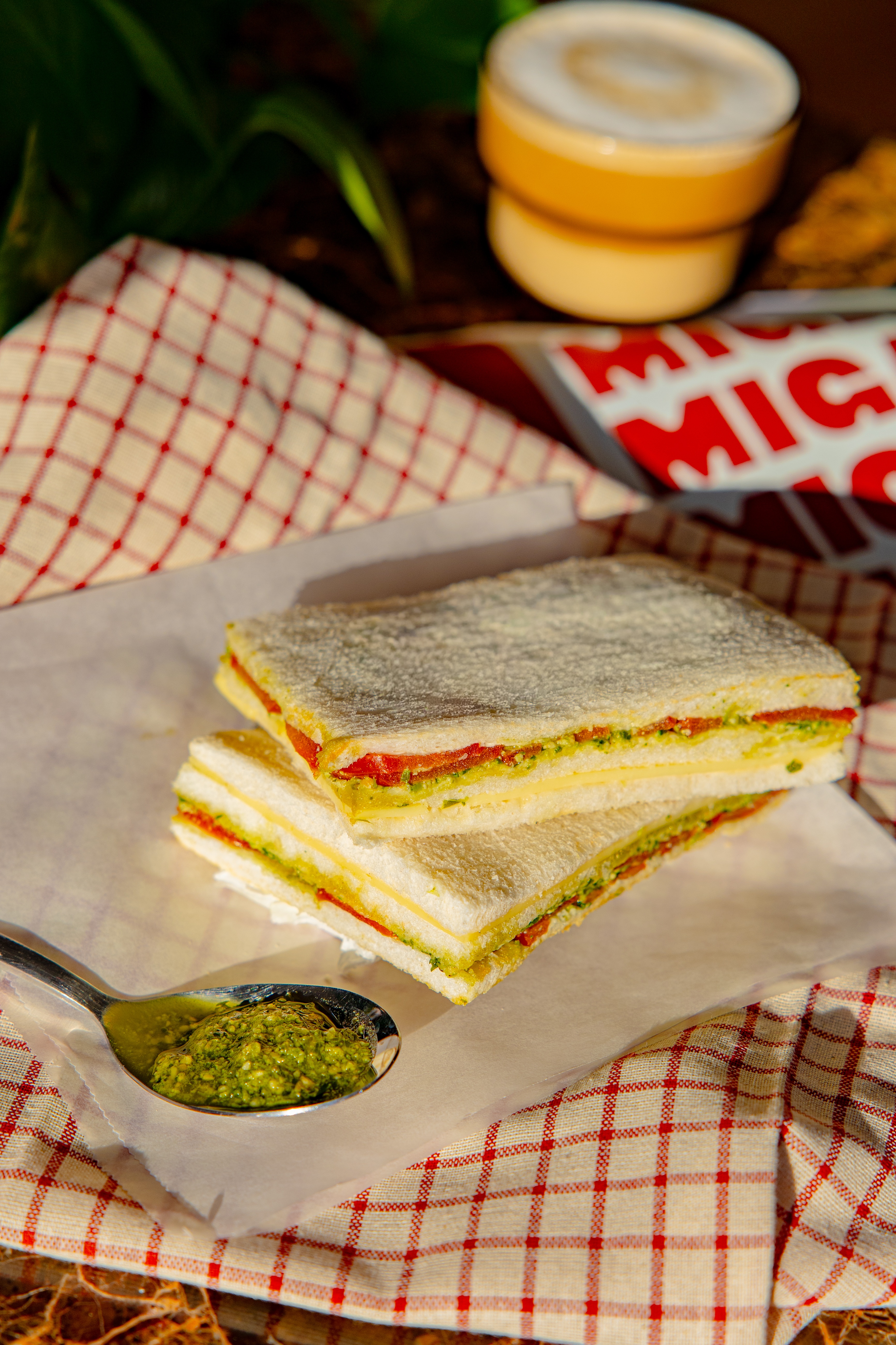 Sándwich de mortadela, pesto y queso