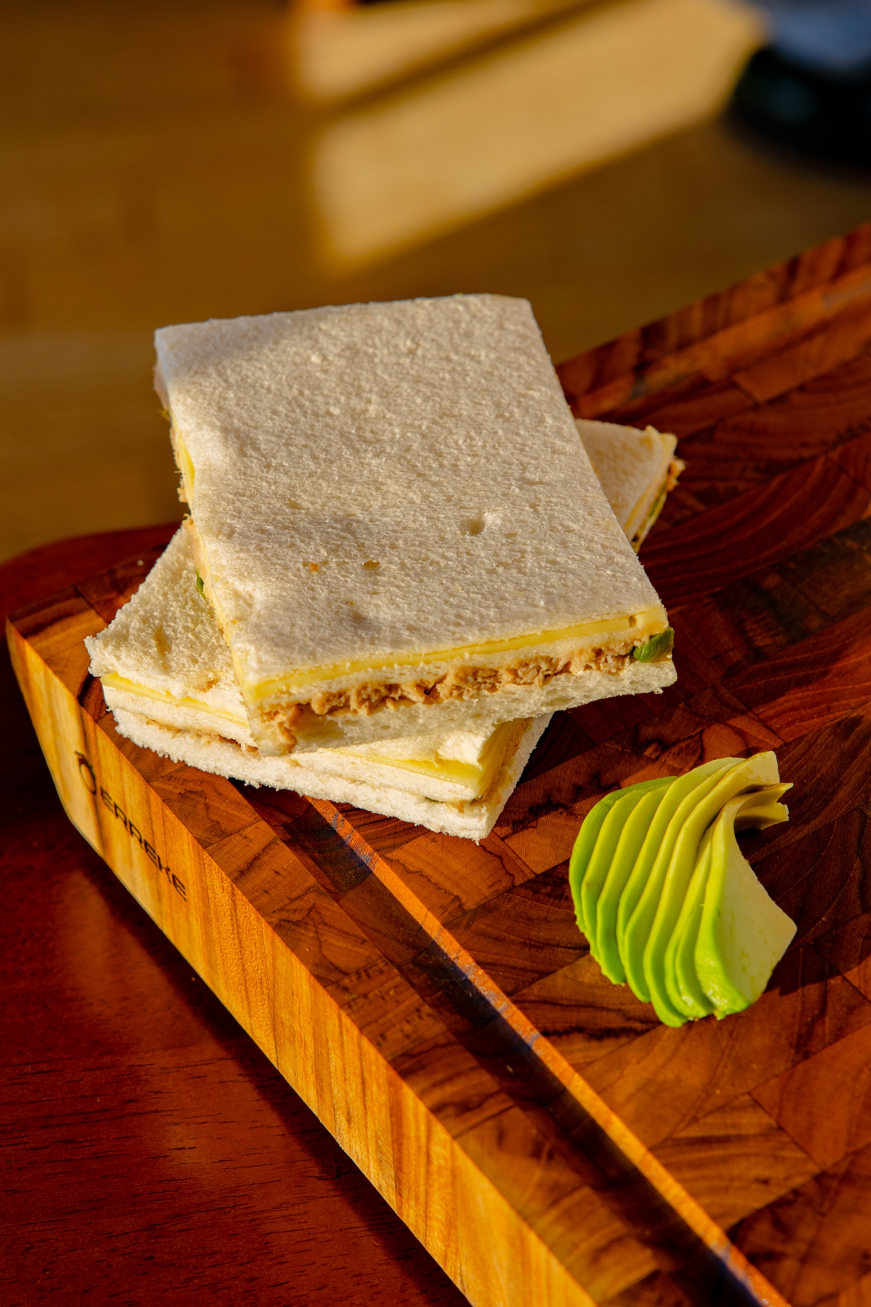 Sándwich de atún, palta y queso