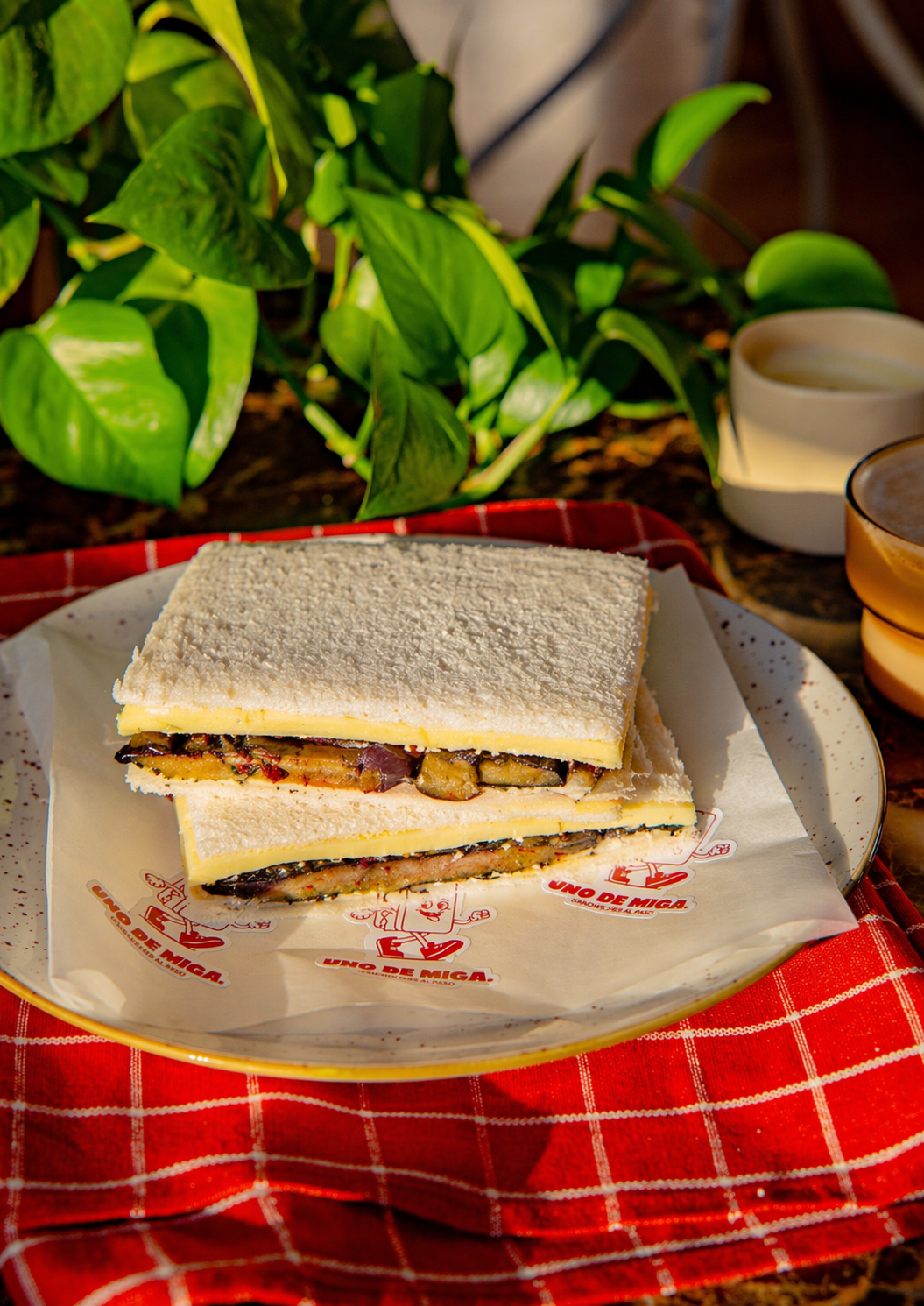 Sándwich de berenjena asada y queso brie