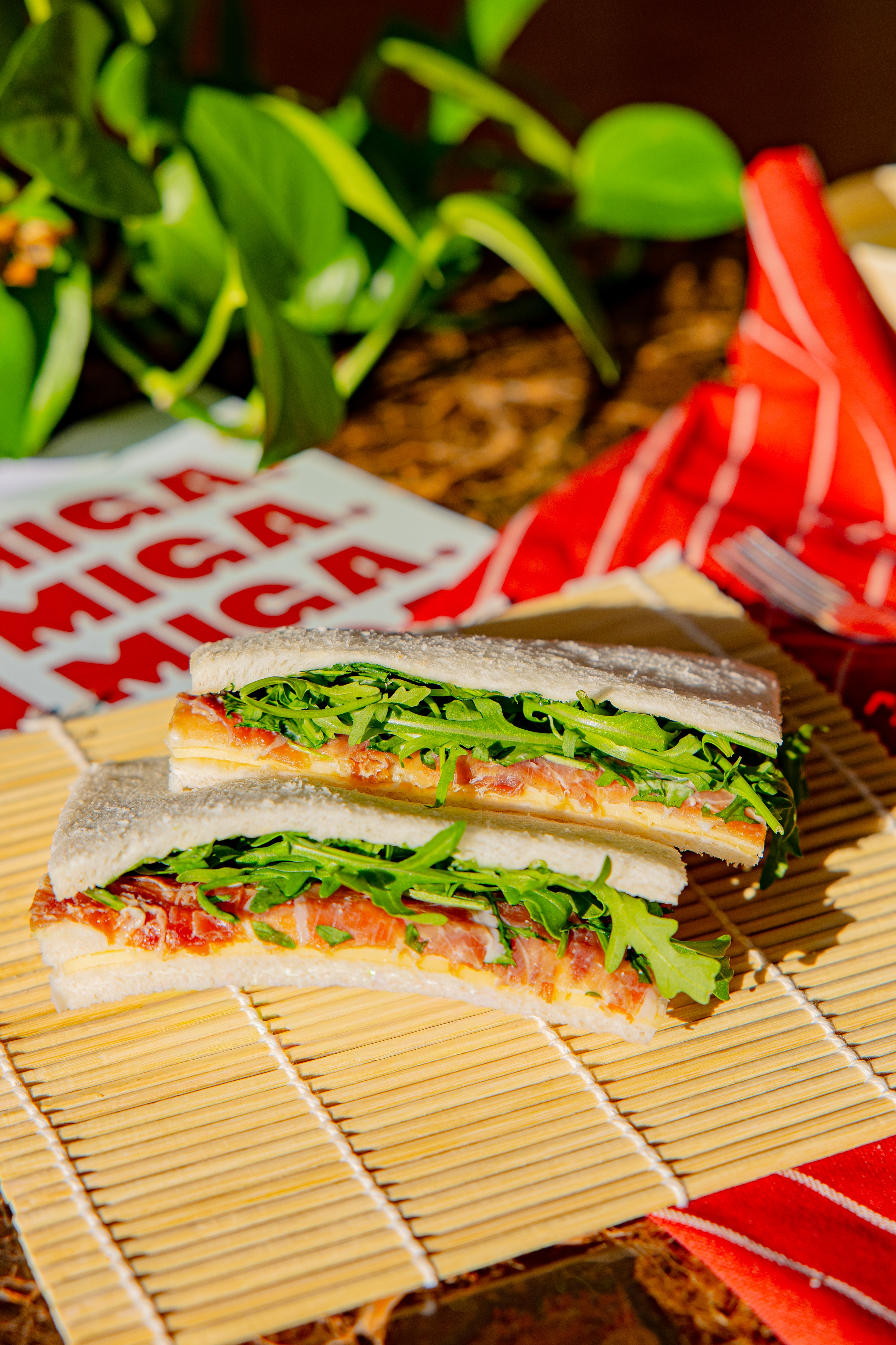 Sándwich de jamón serrano, rúcula y queso