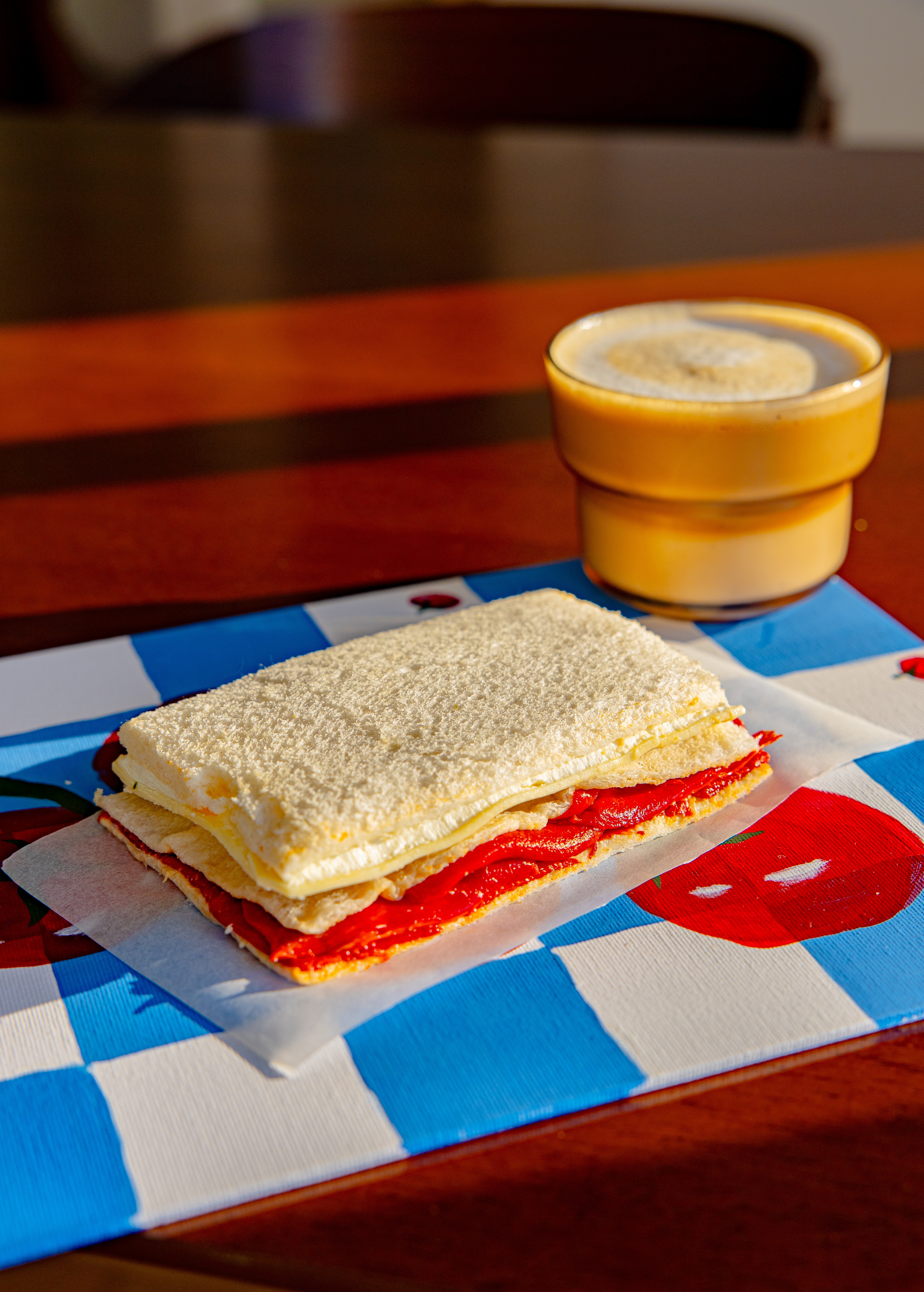 Sándwich de pimiento asado, queso gouda y Philadelphia