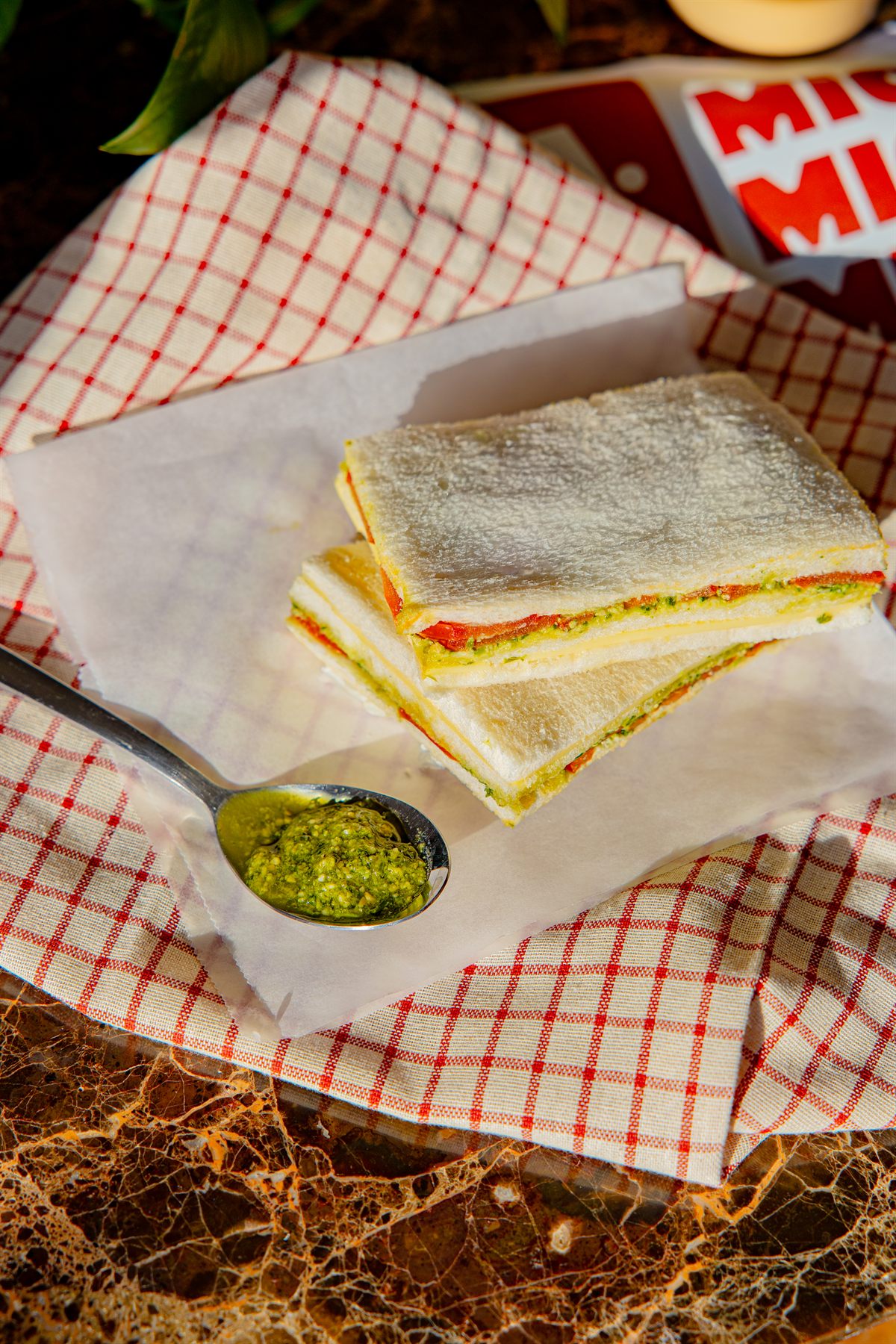 Sándwich de pesto, tomate y queso